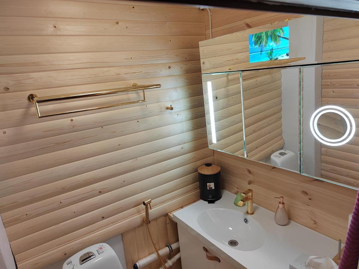 Relax & Recharge - A Unique Suite With A Touch Of Luxury - Hot Tub And Sauna Inspired Decor #Not A Real Sauna# Easy City Access - Direct Train 15 Min To City Helsinki Zewnętrze zdjęcie