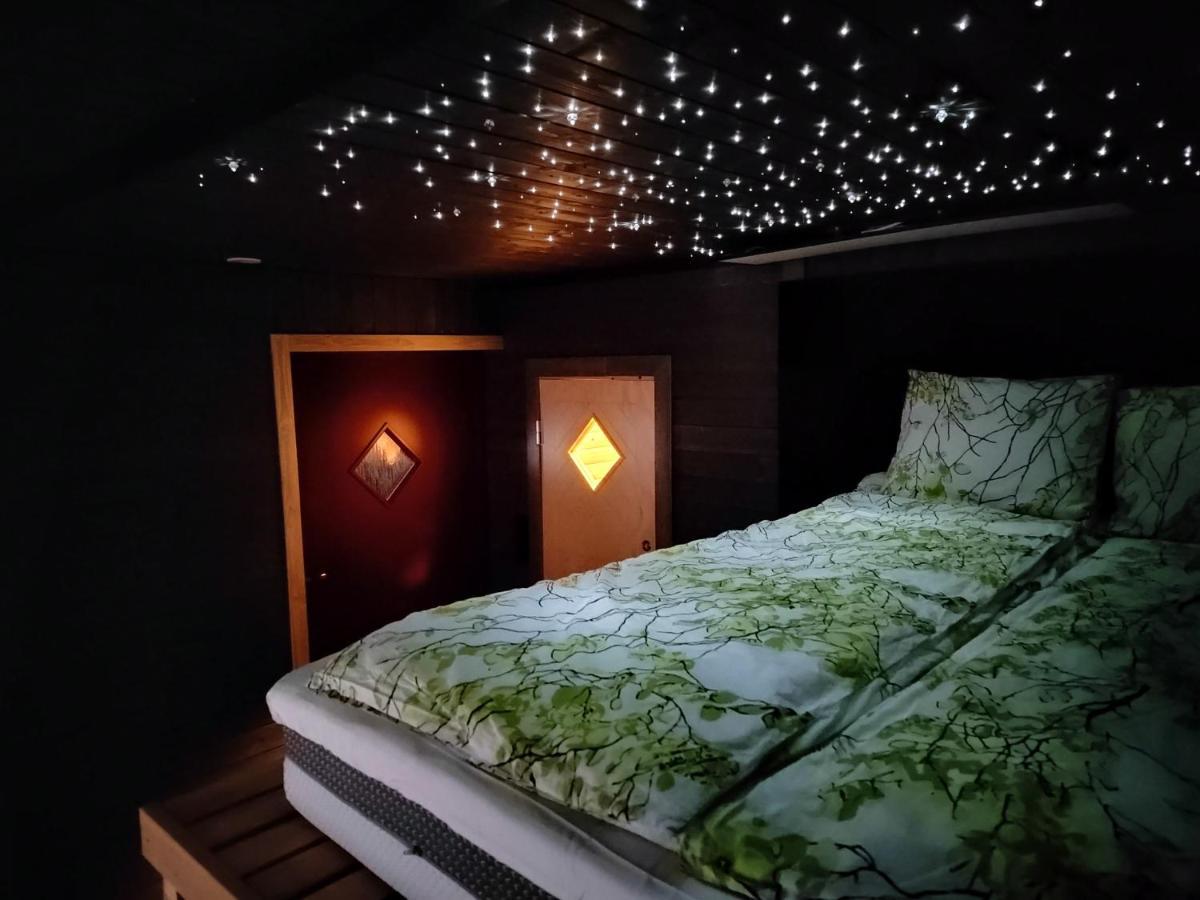 Relax & Recharge - A Unique Suite With A Touch Of Luxury - Hot Tub And Sauna Inspired Decor #Not A Real Sauna# Easy City Access - Direct Train 15 Min To City Helsinki Zewnętrze zdjęcie