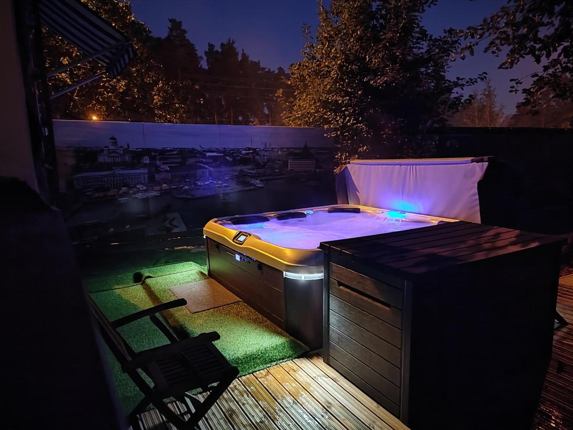 Relax & Recharge - A Unique Suite With A Touch Of Luxury - Hot Tub And Sauna Inspired Decor #Not A Real Sauna# Easy City Access - Direct Train 15 Min To City Helsinki Zewnętrze zdjęcie