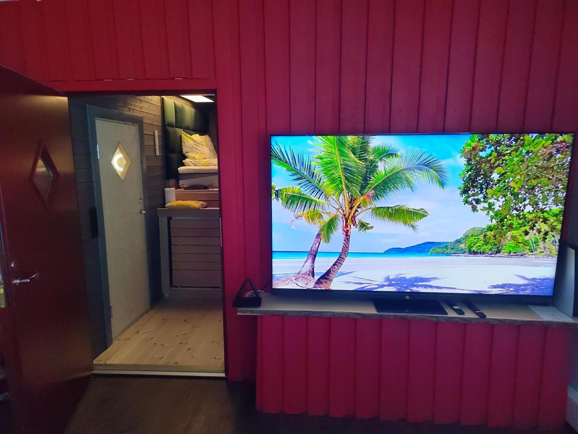 Relax & Recharge - A Unique Suite With A Touch Of Luxury - Hot Tub And Sauna Inspired Decor #Not A Real Sauna# Easy City Access - Direct Train 15 Min To City Helsinki Zewnętrze zdjęcie