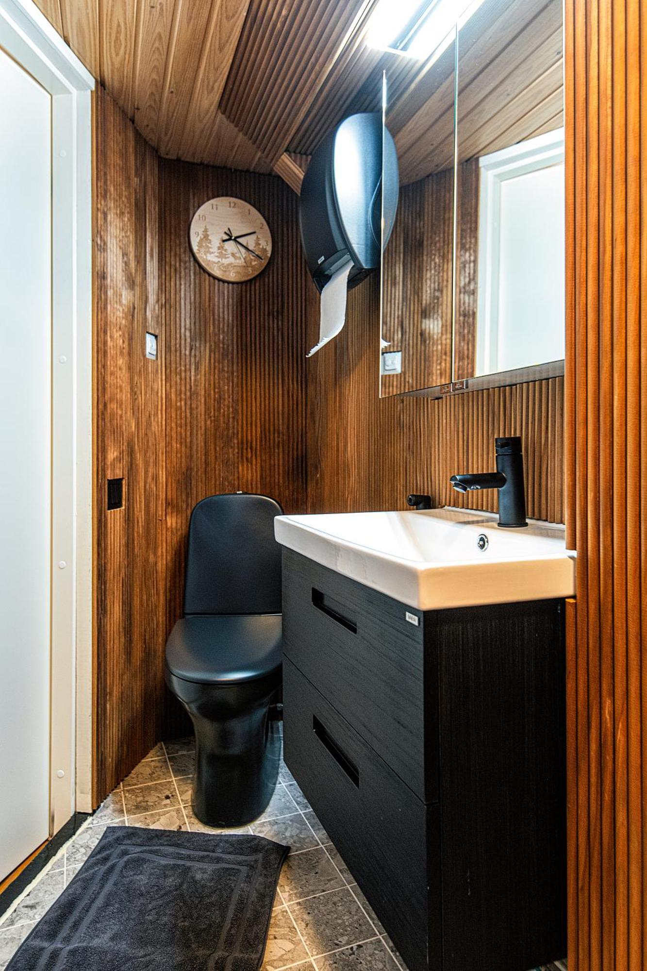 Relax & Recharge - A Unique Suite With A Touch Of Luxury - Hot Tub And Sauna Inspired Decor #Not A Real Sauna# Easy City Access - Direct Train 15 Min To City Helsinki Zewnętrze zdjęcie