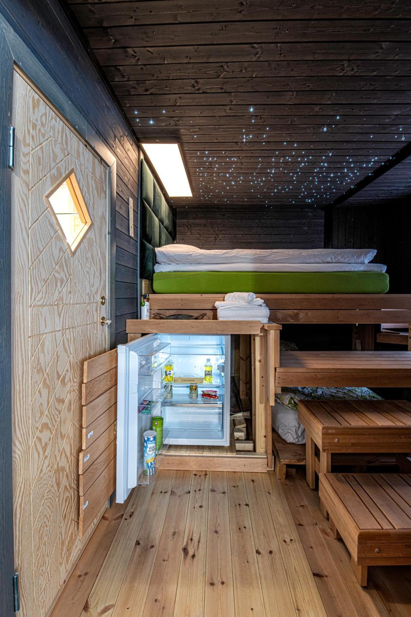 Relax & Recharge - A Unique Suite With A Touch Of Luxury - Hot Tub And Sauna Inspired Decor #Not A Real Sauna# Easy City Access - Direct Train 15 Min To City Helsinki Zewnętrze zdjęcie